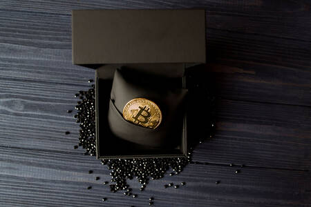 Bitcoin dourado na caixa preta