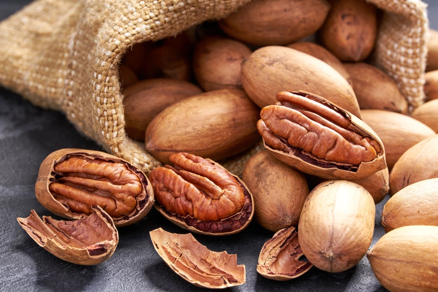 Nuci pecan pe masă