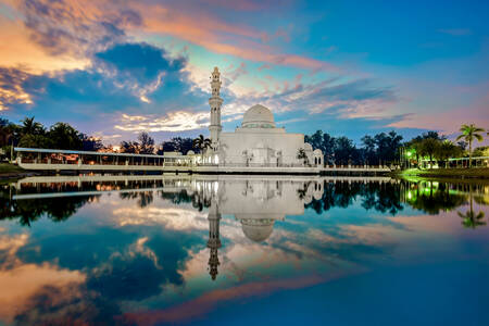 Tengku Tengah Zaharah mecset, Malajzia