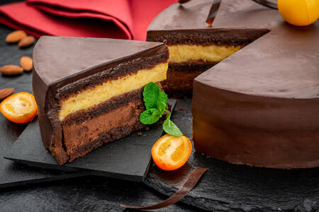 Шоколадный торт с разными слоями