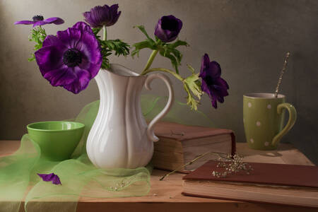 Anémones violettes dans un vase