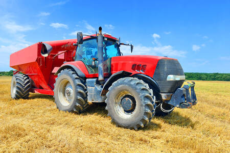 Crveni traktor sa prikolicom