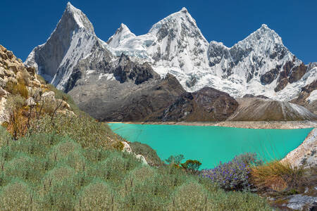El lago Parón en los Andes peruanos