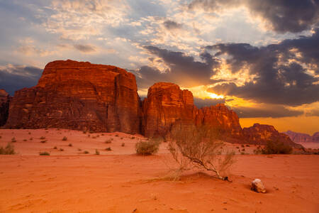 Скалиста пустиня Вади Рум на залез слънце