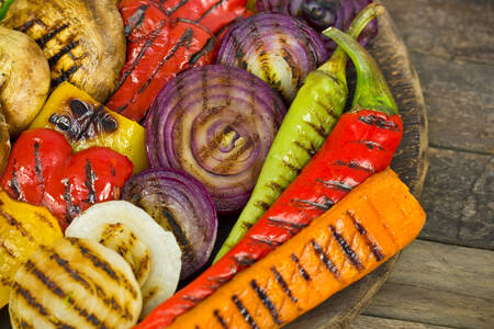 Verduras a la parrilla en un plato