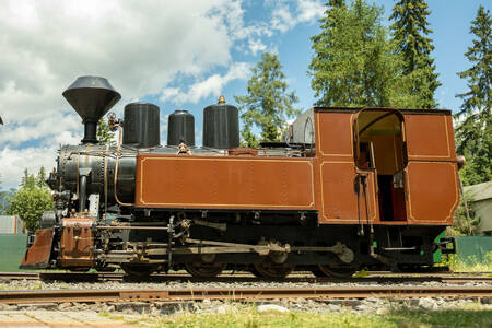 Velha locomotiva a vapor no depósito