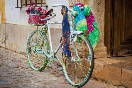 O bicicletă vintage lângă casă