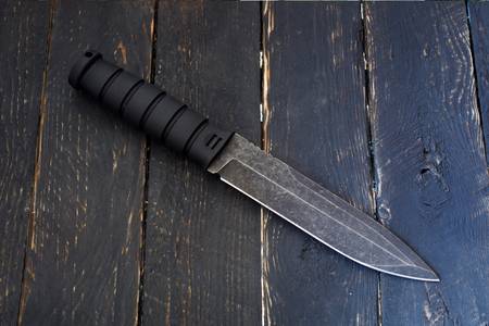Nož na drvenom stolu