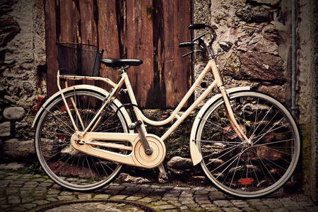 Retro-Fahrrad an einer Steinmauer