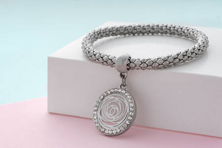 Kolye ucu olan gümüş bilezik