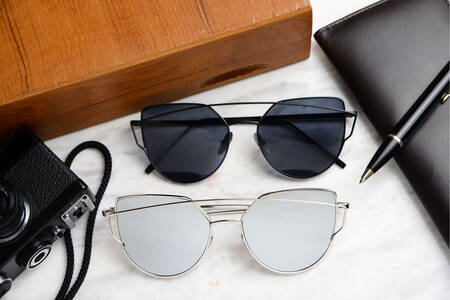 Білі та чорні окуляри