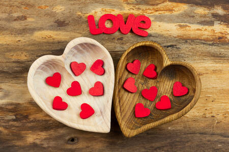 Zwei hölzerne Herzen auf dem Tisch