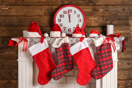 Chimenea decorada con calcetines navideños