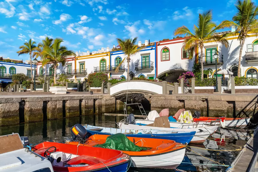 Privezani čamci u Puerto de Moganu