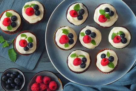 Cupcakes com creme e frutas vermelhas