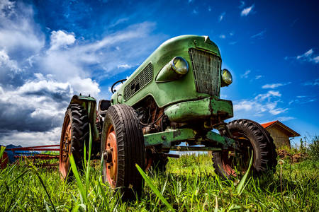 Vieux tracteur dans une ferme