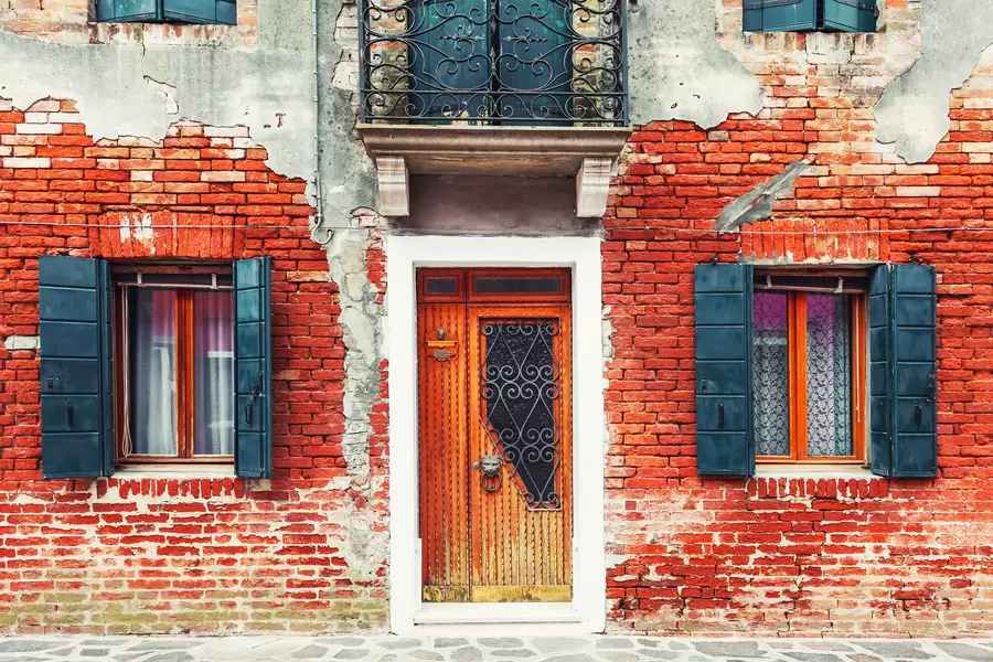 Fasaden til et gammelt murhus i Venezia
