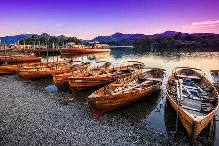 Лодки по езерото Деруент