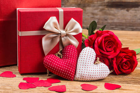 Подарок, розы и сердца