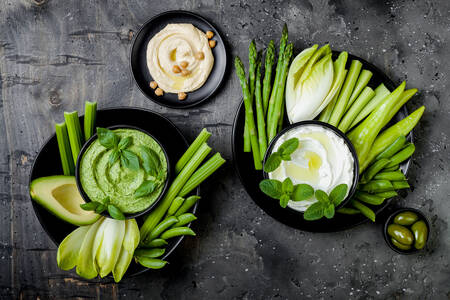 Πράσινα λαχανικά με διαφορετικές σάλτσες
