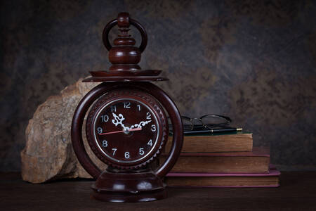 Vecchio orologio in legno