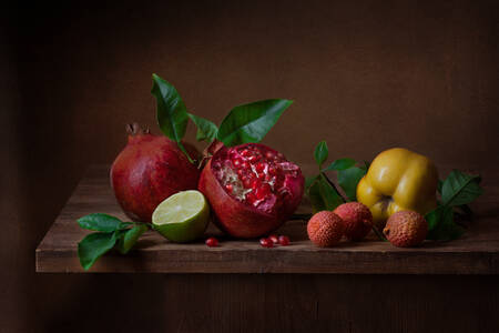 Fructe cu frunze pe masă