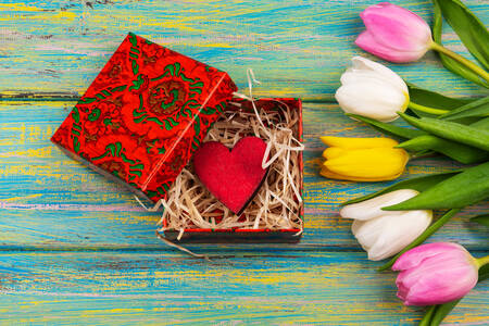 Serce w pudełku i tulipanach