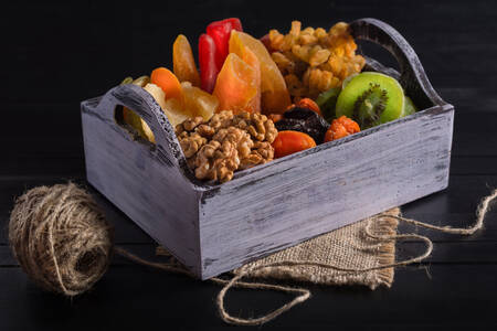 Fructe uscate într-o cutie de lemn