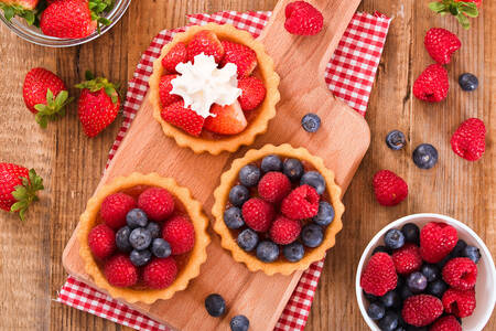 Tartlets with wild berries