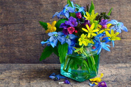 Букет цветя в стъклена ваза