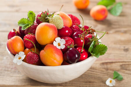 Фрукты и ягоды в белой тарелке
