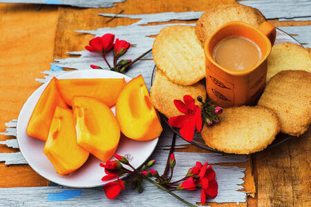 Frutta e biscotti sul tavolo