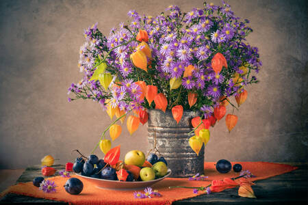 Blomster og frugter på bordet