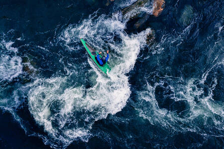 Ένας καγιάκερ σε ένα ορμητικό ορεινό ποτάμι