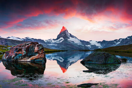 Amanecer en el lago Stellizi