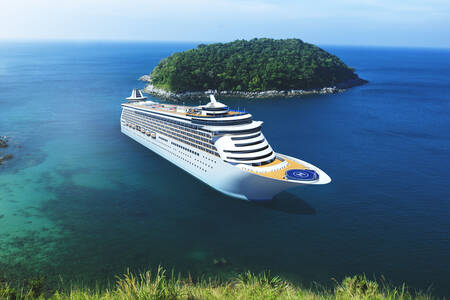 熱帯の海にいるクルーズ船