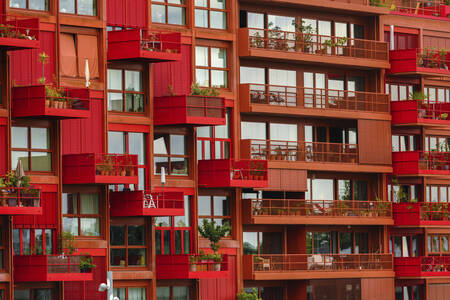 Moderne rode gebouwgevel