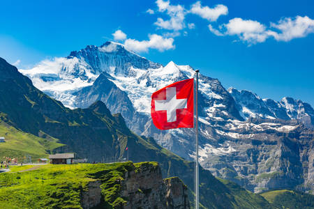 Jungfrau dağının arka planında İsviçre bayrağı