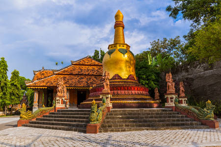 Stupa doré à Brahmavihara-Aram