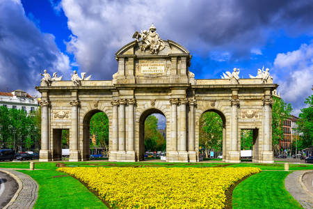 Puerta de Alcalá u Madridu