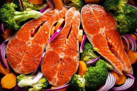 Bifes de salmão com vegetais