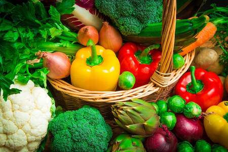 Verduras en una cesta de mimbre