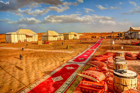 Corturi în deșertul marocan