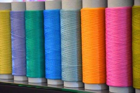 Juego de hilos de coser en diferentes colores