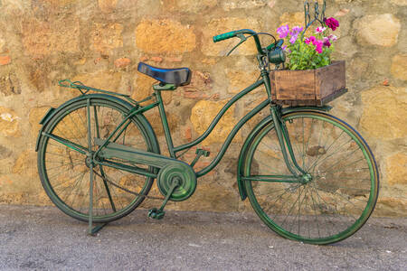 Bicicletă veche pe stradă