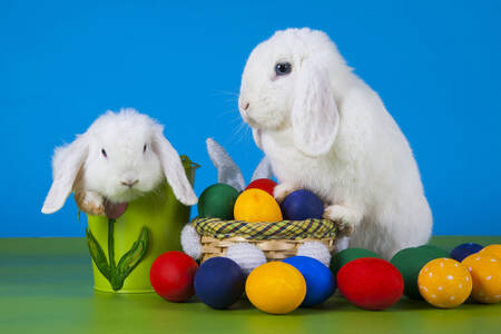Білі кролики та великодні яйця