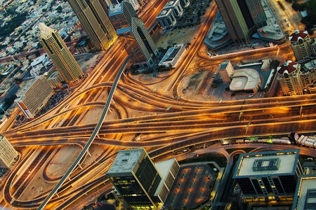 Luchtfoto van een snelwegknooppunt