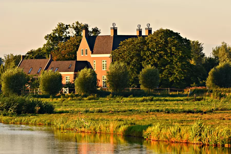 Manor junto al río