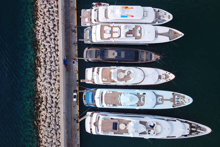 Vue d'en haut sur les yachts amarrés