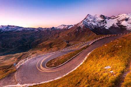 Route en lacets dans les montagnes